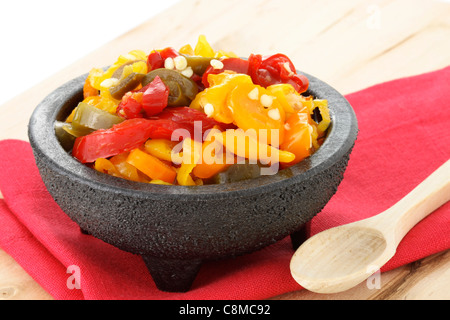 köstliche geschnittene eingelegte heiße Jalapenos, Habaneros und Chile de Arbol Paprika, die würzig und Verbrennungsgefahr Wärmegefühl verlassen wird. Stockfoto