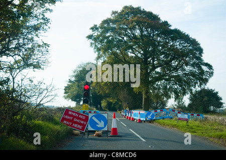 Severn Trent Water Ausführung arbeiten - was in temporäre Ampel / Spur auf einer ruhigen Landstraße Cotswold-Verschluss. Stockfoto