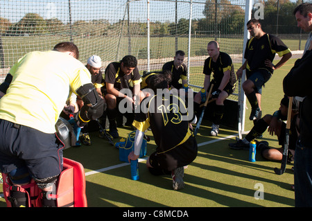 Die Hälfte der Zeit Teamsitzung am Club Hockey-Match, UK Stockfoto