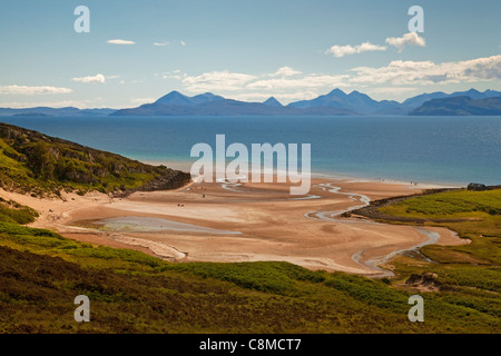 Die Berge des südlichen Skye aus Sand in der Nähe von Applecross Stockfoto