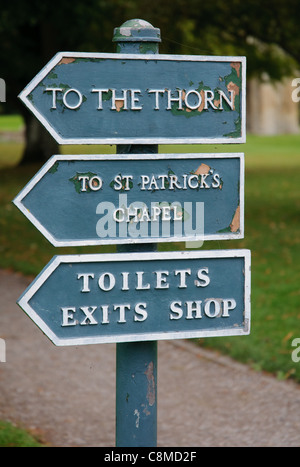 Ein Schild um den Heiligen Dornenbaum an die Abtei von Glastonbury in Somerset. Stockfoto