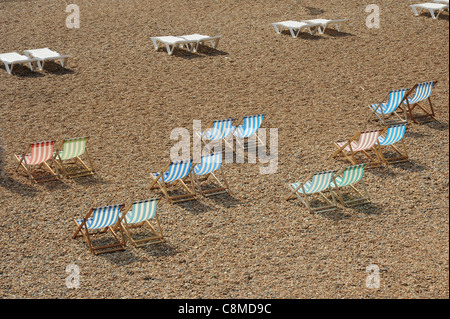 Liegestühle am Strand Küste Stockfoto