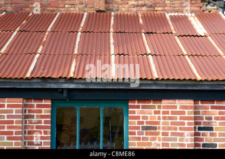 Rostige Wellblech-Dach, manchmal genannt ein Blechdach auf einem alten Industriegebäude. Stockfoto