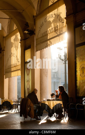 Abendessen im Freien unter einen Portikus mit Blick auf San Carlo Piazza, in der eleganten Stadt Turin, Piemont, Italien Stockfoto