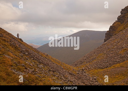 Walker am oberen Rand der Fenster, Coire Ardair, auf dem Weg zur Creag Meagaidh Stockfoto