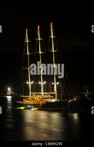 Die Super-Yacht Eos - die größte private Segelyacht der Welt vor Anker im Hafen von Dartmouth in Devon. Stockfoto