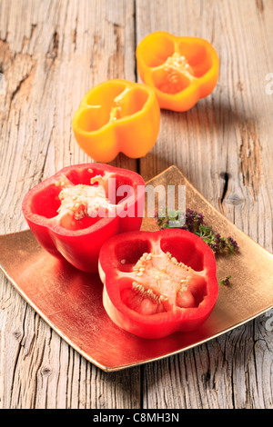 Rote und gelbe Paprika halbieren Stockfoto