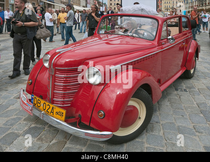 1930er Jahre Opel Olympia OL38 Cabriolet, Fahrzeuge der Zwischenkriegszeit Polen Rallye am Rynek (Marktplatz) in Breslau, Niederschlesien, Polen Stockfoto