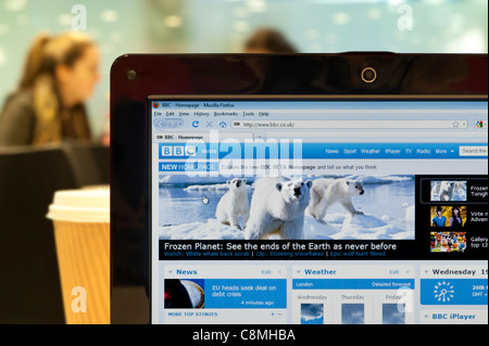 Die BBC Online Website erschossen in einem Coffee-Shop-Umfeld (nur zur redaktionellen Verwendung: print, TV, e-Book und redaktionelle Webseite). Stockfoto