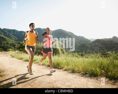 Frauen zusammen, die auf remote trail Stockfoto