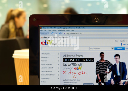 Die eBay-Website erschossen in einem Coffee-Shop-Umfeld (nur zur redaktionellen Verwendung: print, TV, e-Book und redaktionelle Webseite). Stockfoto