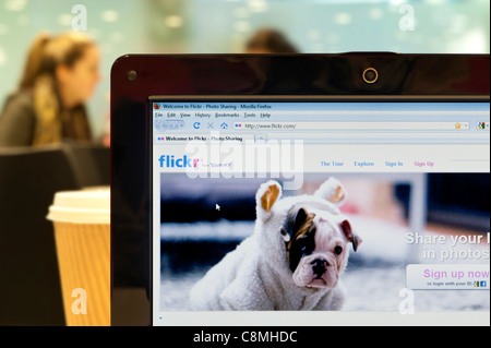 Die Flickr-Website erschossen in einem Coffee-Shop-Umfeld (nur zur redaktionellen Verwendung: print, TV, e-Book und redaktionelle Webseite). Stockfoto