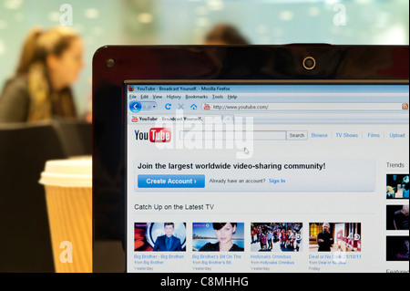 Die YouTube-Website erschossen in einem Coffee-Shop-Umfeld (nur zur redaktionellen Verwendung: print, TV, e-Book und redaktionelle Webseite). Stockfoto