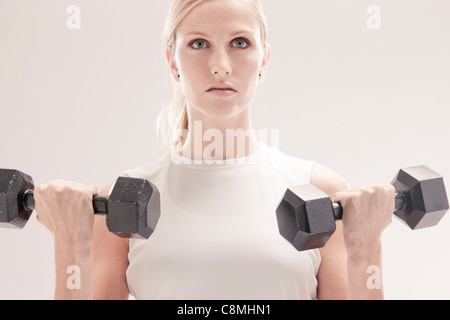 Kaukasische Frau Training mit Hanteln Stockfoto