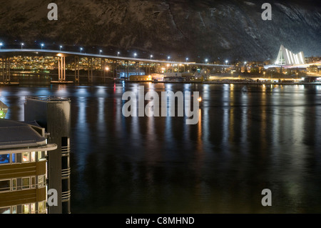 Eine Nachtszene Zeit von Tromso Waterfront & die Eismeerkathedrale Stockfoto