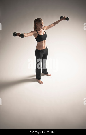 Kaukasische Frau Training mit Hanteln Stockfoto