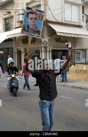 Arabische zeigt seine Unterstützung für das Regime von Baschar al-Assad während einer Demonstration in Hamra, West-Beirut, Libanon am 23.10.2011 Stockfoto