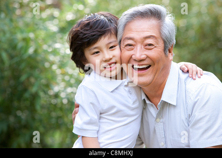 Opa und Enkel Spaß im Garten Stockfoto