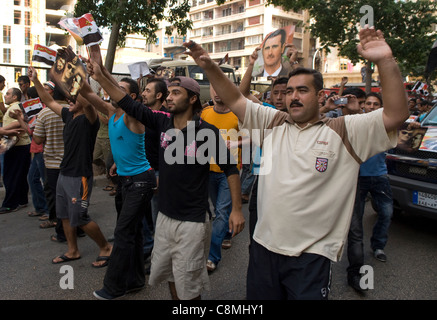 Anhänger des syrischen Regimes von Bashar al-Assad während einer Demonstration in Hamra, West Beirut, Libanon. 23.10.2011. Stockfoto