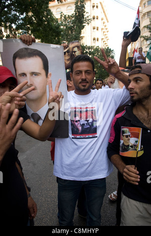 Unterstützer des syrischen Regimes von Bashar Al-Assad während einer Demonstration in Hamra, West-Beirut, Libanon am 23.10.2011. Stockfoto