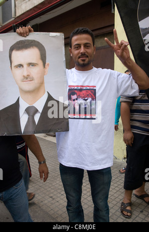 Unterstützer des syrischen Regimes von Bashir Assad während einer Demonstration in Hamra, West-Beirut, Libanon am 23.10.2011. Stockfoto