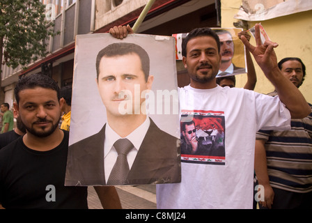 Unterstützer des syrischen Regimes von Bashar Assad während einer Demonstration in Hamra, West-Beirut, Libanon am 23.10.2011. Stockfoto