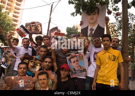 Unterstützer des syrischen Regimes von Bashar Al-Assad während einer Demonstration in Hamra, West-Beirut, Libanon am 23.10.2011. Stockfoto