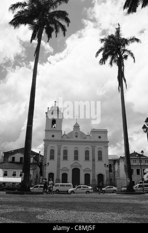 Eine Kirche im Zentrum von Salvador de Bahia, mit einer Glocke Turm fehlt. Zwei Palmen, den Anblick zu gestalten. Stockfoto