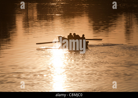 Drei Männer in kleinen Boot Angeln Silhouette gegen den Sonnenuntergang am Fluss Nil Ägypten Stockfoto