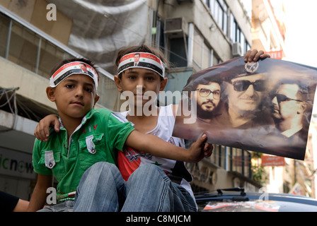 Junge Fans des syrischen Regimes des Bashar Al-Assad während einer Demonstration in Hamra, West-Beirut, Libanon am 23.10.2011. Stockfoto