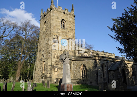 Die Pfarrkirche von St. Lawrence, Eyam Derbyshire England. Ländliche englische Dorfkirche Peak District Nationalpark denkmalgeschütztes Gebäude Stockfoto