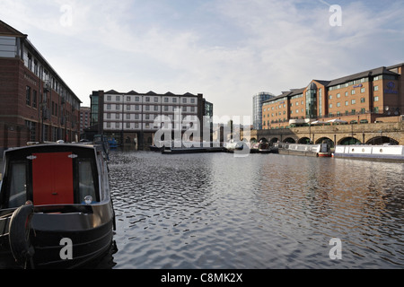 Victoria Quays in Sheffield England, Großbritannien, mit dem Straddle Warehouse in der Ferne, dem Quays Hotel auf der rechten Seite des Sheffield Canal Basin schmalen Booten Stockfoto