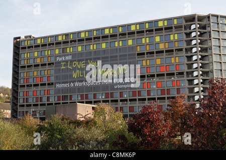 Park Hill Flats in Sheffield England Großbritannien, Klasse II* denkmalgeschützte Gebäudesanierung I love you will you Marry me Banner Conctete Architektur Stockfoto