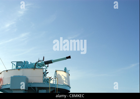 Kanone auf blauen Himmel. Alten Kriegsschiff aus dem zweiten Weltkrieg in den Hafen von Gdynia Stockfoto