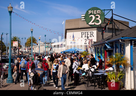 Menge von Touristen während der "Fleet Week" entlang dem Embarcadero, San Francisco Kalifornien, USA Stockfoto