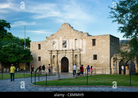 Touristen außerhalb des Alamo in San Antonio, Texas, USA Stockfoto