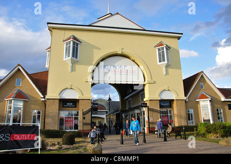 Eingang zum Freeport Braintree Outlet Shopping Village, Braintree, Essex, England, Vereinigtes Königreich Stockfoto