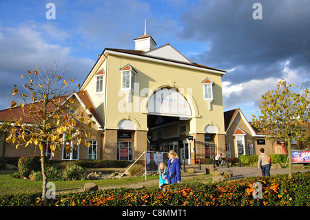 Eingang zum Freeport Braintree Outlet Shopping Village, Braintree, Essex, England, Vereinigtes Königreich Stockfoto