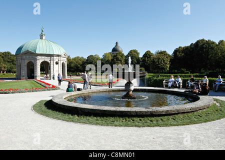 Menschen, die genießen Sonnenschein im Hofgarten mit Diana Temple im Hintergrund, Upper Bavaria München Stockfoto