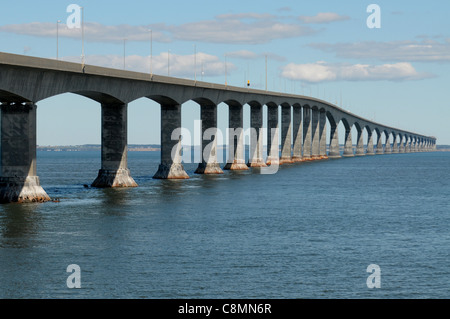 Ein Blick auf die Confederation Bridge begrüßt Besucher nach Prince Edward Island, wie sie von New Brunswick, Kanada reisen. Stockfoto