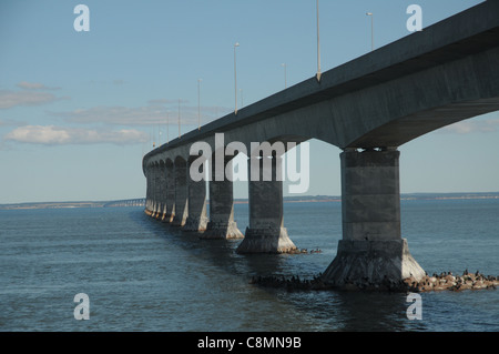 Ein Blick auf die Confederation Bridge begrüßt Besucher nach Prince Edward Island, wie sie von New Brunswick, Kanada reisen. Stockfoto