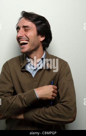 Porträt des jungen glücklich lachend auf weißem Hintergrund Stockfoto