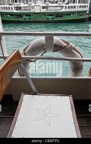 Star Ferry Detail mit einem anderen Star Ferry angedockt im Hintergrund, Tsim Sha Tsui, Hongkong, China Stockfoto