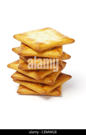 Stapel von quadratische Form Cracker auf weißem Hintergrund Stockfoto