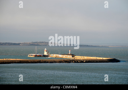 Howth harbour Hafen Marina Liegeplatz Grafschaft Dublin Bay irischen Meer Irland Leuchtturm-Kontroll-Leuchte Stockfoto