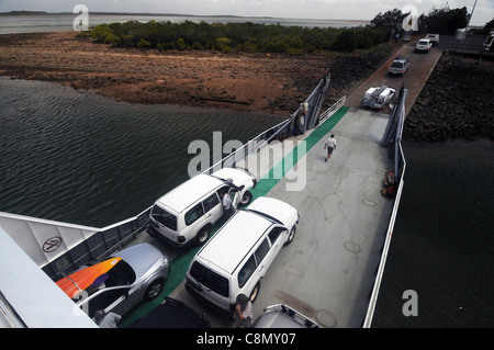 Autos, die Verladung auf die Fähre nach Fraser Island, am River Heads, Maryborough, Queensland, Australien reisen. Keine PR oder Herr Stockfoto