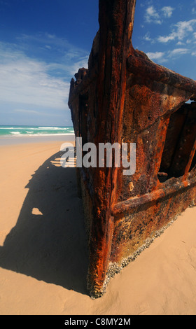 Wrack der Maheno am Oststrand des Welterbegebietes Fraser Island, Queensland, Australien Stockfoto