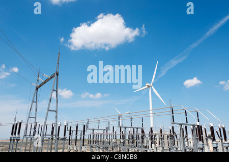 Windmühlen für Stromerzeugung und Umspannwerk, La Muela, Saragossa, Aragon, Spanien Stockfoto