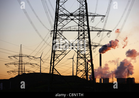 Hochspannung Stromleitungen, Kraftwerk, Windenergiepark, Kohle-Kraftwerk Scholven, EON-Unternehmen in Gelsenkirchen, Deutschland. Stockfoto