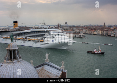 Kreuzfahrtschiff Costa Fortuna in Venedig Stockfoto